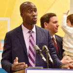 O governador Ron DeSantis, à esquerda, observa enquanto Joseph Ladapo, à direita, fala após ser nomeado cirurgião geral da Flórida em setembro de 2021.