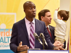 Deixe os moradores da Flórida processarem DeSantis e Ladapo por espalhar doenças | Carta O governador Ron DeSantis, à esquerda, observa enquanto Joseph Ladapo, à direita, fala após ser nomeado cirurgião geral da Flórida em setembro de 2021.