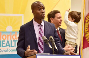 Deixe os moradores da Flórida processarem DeSantis e Ladapo por espalhar doenças | Carta O governador Ron DeSantis, à esquerda, observa enquanto Joseph Ladapo, à direita, fala após ser nomeado cirurgião geral da Flórida em setembro de 2021.