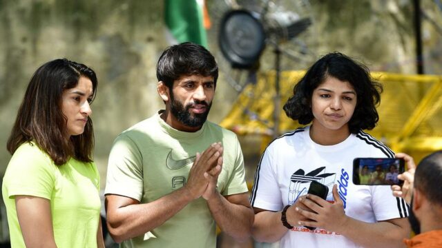 Delhi HC rejeita petições apresentadas por Bajrang, Vinesh e Sakshi desafiando as eleições da WFI

