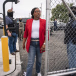 Apoiadores do deputado LaMonica Mclver (D-10º) seguram cartazes em frente a um tribunal federal na quarta-feira, 25 de junho de 2025, em Newark, NJ (AP Photo/Yuki Iwamura)