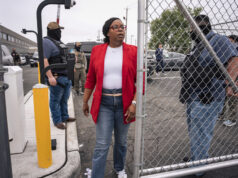 Democrata retorna às instalações problemáticas do ICE enquanto a brutalidade de Trump aumenta Apoiadores do deputado LaMonica Mclver (D-10º) seguram cartazes em frente a um tribunal federal na quarta-feira, 25 de junho de 2025, em Newark, NJ (AP Photo/Yuki Iwamura)