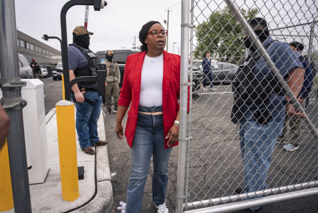 Apoiadores do deputado LaMonica Mclver (D-10º) seguram cartazes em frente a um tribunal federal na quarta-feira, 25 de junho de 2025, em Newark, NJ (AP Photo/Yuki Iwamura)