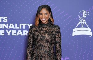 Denise Lewis, 53, impressiona com um vestido de renda preto semitransparente no prêmio BBC Sports Personality Of The Year, depois de quebrar o silêncio sobre o divórcio do marido há 17 anos Denise Lewis parecia sensacional em um vestido de renda no prêmio Sports Personality Of The Year na quinta-feira, depois de quebrar o silêncio sobre o divórcio do marido há 17 anos.
