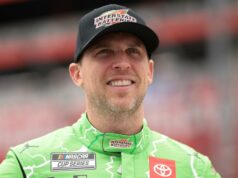 Denny Hamlin, da NASCAR, chora por pai doente durante depoimento no tribunal Joey Logano, da NASCAR, chama Austin Dillon de 'pedaço de merda' após corrida controversa: 'Galinhas - t'