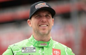 Denny Hamlin, da NASCAR, chora por pai doente durante depoimento no tribunal Joey Logano, da NASCAR, chama Austin Dillon de 'pedaço de merda' após corrida controversa: 'Galinhas - t'