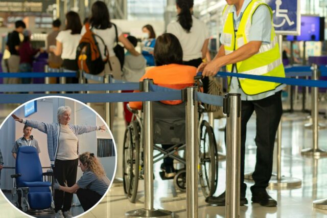 Um zelador empurrando uma mulher idosa em uma cadeira de rodas na fila de check-in do aeroporto.