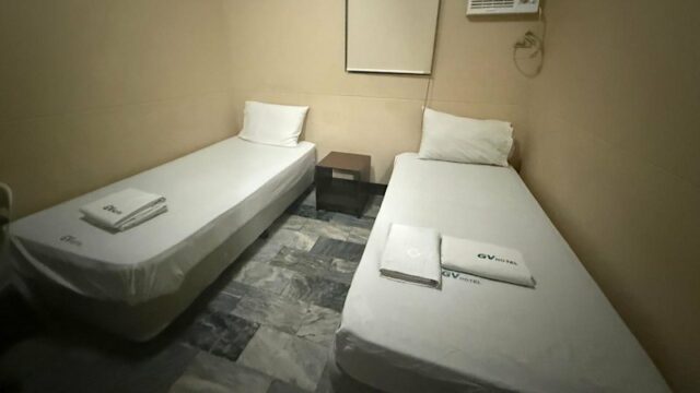 Dentro do empoeirado quarto de hotel nas Filipinas, onde homens Os quartos do hotel podem ser reservados online por apenas US$ 22 por noite.