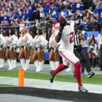 O cornerback do New York Giants, Deonte Banks (2), retorna um chute para touchdown no segundo tempo contra o Las Vegas Raiders.