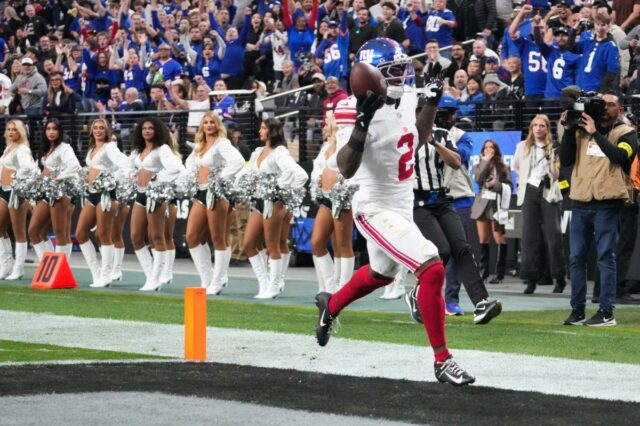O cornerback do New York Giants, Deonte Banks (2), retorna um chute para touchdown no segundo tempo contra o Las Vegas Raiders.