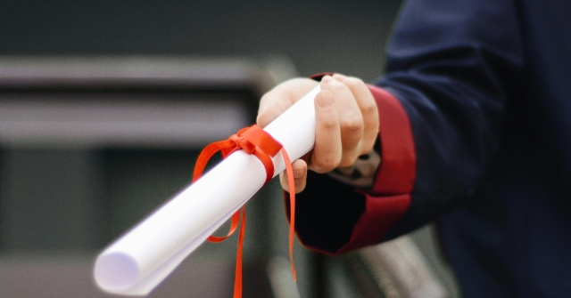 Departamento de Educação atualiza os pedidos de empréstimo da FAFSA Departamento de Educação atualiza os pedidos de empréstimo da FAFSA para divulgar os rendimentos médios dos graduados antes que os alunos assumam dívidas