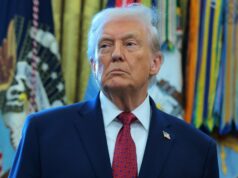 Departamento de Justiça acusado de remover fotos de Trump do lançamento de arquivos de Epstein Jeffrey Epstein e Donald Trump