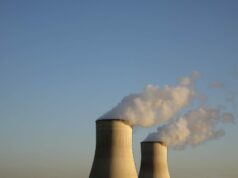 Departamento de energia distribui US$ 800 milhões em subsídios para pequenos reatores nucleares Cooling towers for a nuclear reactor stand against a blue sky.