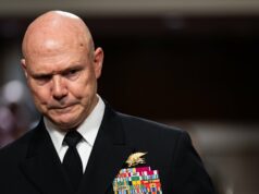 Depois de décadas em combate, um SEAL de alto escalão subitamente é examinado “Secretário da Guerra” Pete Hegseth na reunião de gabinete de terça-feira na Casa Branca.