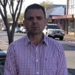 O deputado independente da Austrália do Sul, Nick McBride, foi acusado de violência doméstica contra a sua esposa ﻿ depois de a polícia ter sido chamada a uma casa no sudeste do estado.