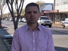 Deputado independente acusado de violência doméstica depois que policiais chamaram para casa O deputado independente da Austrália do Sul, Nick McBride, foi acusado de violência doméstica contra a sua esposa depois de a polícia ter sido chamada a uma casa no sudeste do estado.