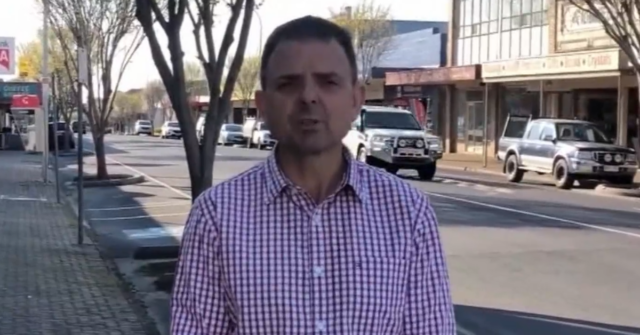 O deputado independente da Austrália do Sul, Nick McBride, foi acusado de violência doméstica contra a sua esposa ﻿ depois de a polícia ter sido chamada a uma casa no sudeste do estado.