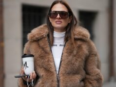 Desculpe, Shearling – 16 moletons de pele sintética que provam que este estilo é a nova camada de mãe rica PARIS, FRANÇA - 11 DE DEZEMBRO: Alicia Aylies usa cabelo preso em um rabo de cavalo baixo e elegante, pele natural com sobrancelhas definidas e batom, um boné de beisebol preto NY, um top curto branco da Celine, um casaco longo de pele sintética marrom com corte reto e fecho de botão, jeans azul claro de cintura alta com perna larga e bainha crua e sapatos escuros de salto alto com bico pontudo, durante uma sessão de fotos de moda de estilo de rua, em 11 de dezembro, 2025 em Paris, França. (Foto de Edward Berthelot/Getty Images)