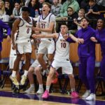 O DJ Armstrong (1) do Arcebispo Riordan reage após enterrar a bola contra Brayde Kuykendall (3) da Califórnia no quarto período de jogo na Escola Secundária Arcebispo Riordan em São Francisco, Califórnia, na quinta-feira, 4 de dezembro de 2025. O Arcebispo Riordan derrotou a Califórnia por 82-66. (José Carlos Fajardo/Bay Area News Group)