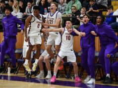 Destaque de preparação: como o basquete Riordan está se preparando para outra corrida estadual O DJ Armstrong (1) do Arcebispo Riordan reage após enterrar a bola contra Brayde Kuykendall (3) da Califórnia no quarto período de jogo na Escola Secundária Arcebispo Riordan em São Francisco, Califórnia, na quinta-feira, 4 de dezembro de 2025. O Arcebispo Riordan derrotou a Califórnia por 82-66. (José Carlos Fajardo/Bay Area News Group)