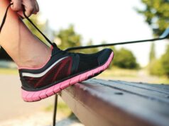 Desvende o segredo para alcançar suas resoluções de ano novo com esses acessórios e aplicativos comprovados Mão segurando um smartphone exibindo um widget ‘Foco’ com uma lista de metas diárias na tela inicial.