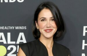 Detalhes de Kat Stickler perto do acidente no guarda-roupa em um vestido Amazon de US $ 12 John Mayer supostamente visto com Kat Stickler novamente