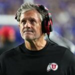 O técnico do Utah, Kyle Whittingham, olha para o placar.