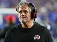 Detalhes do contrato de Kyle Whittingham em Michigan revelados O técnico do Utah, Kyle Whittingham, olha para o placar.