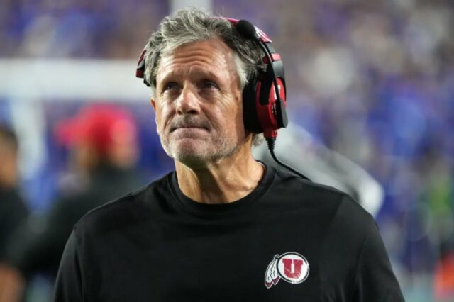 O técnico do Utah, Kyle Whittingham, olha para o placar.