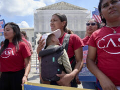 Deveríamos entrar em pânico com a cidadania por nascimento ou não? Desenho animado de Jack Ohman