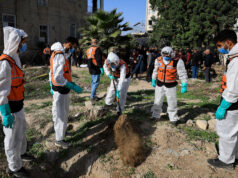 Dezenas de corpos enterrados às pressas no Hospital al-Shifa foram transferidos para cemitérios Dezenas de corpos enterrados às pressas no Hospital al-Shifa foram transferidos para cemitérios