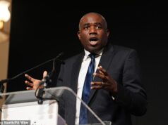 Dezenas de parlamentares trabalhistas dizem que se rebelarão contra os planos de David Lammy de cancelar os julgamentos com júri, enquanto instam Starmer a ‘pensar novamente’ David Lammy anunciou planos de reservar os julgamentos com júri apenas para quando os réus enfrentarem acusações graves, como estupro e assassinato.