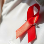 Dia Mundial da AIDS 2025: Infecções por HIV diminuíram 49 por cento na Índia