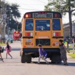 Crianças caminham por uma calçada em Washington, DC, fora do CommuniKids