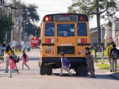 Diante da pressão de deportação de Trump, professores dos EUA temem sair da sala de aula Crianças caminham por uma calçada em Washington, DC, fora do CommuniKids