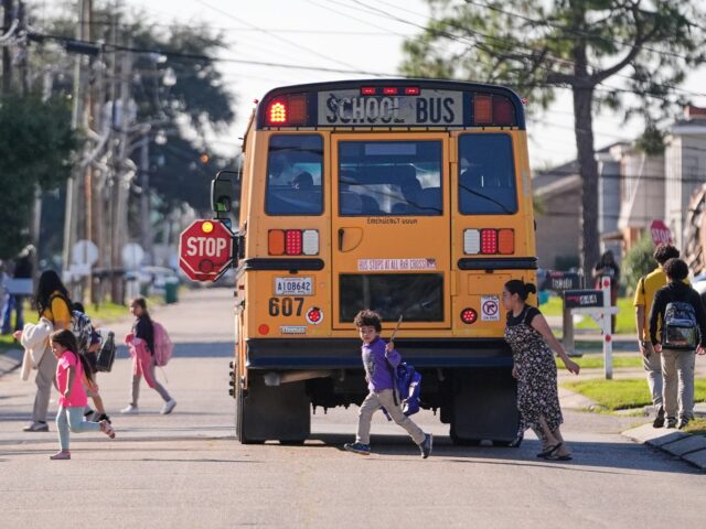 Diante da pressão de deportação de Trump, professores dos EUA Crianças caminham por uma calçada em Washington, DC, fora do CommuniKids