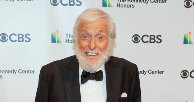 Dick Van Dyke revela duas coisas que abandonou para ajudá-lo Dick Van Dyke ao longo dos anos - 105