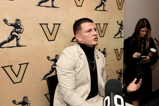 Diego Pavia, da Vanderbilt, pede desculpas pelo comportamento após perder Heisman Trophy candidate quarterback Diego Pavia of the Vanderbilt Commodores