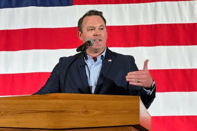 Dinheiro anônimo alimenta US$ 5 milhões em ataques ao vice-governador da Geórgia, Burt Jones
