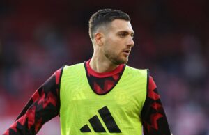 Diogo Dalot diz que o Man Utd tem um futuro capitão na sua equipa que Ruben Amorim mal utiliza O meio-campista do Manchester United Kobbie Mainoo chegando a Old Trafford.