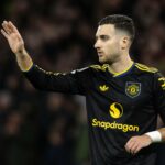 Shea Lacey durante aquecimento para o Manchester United.