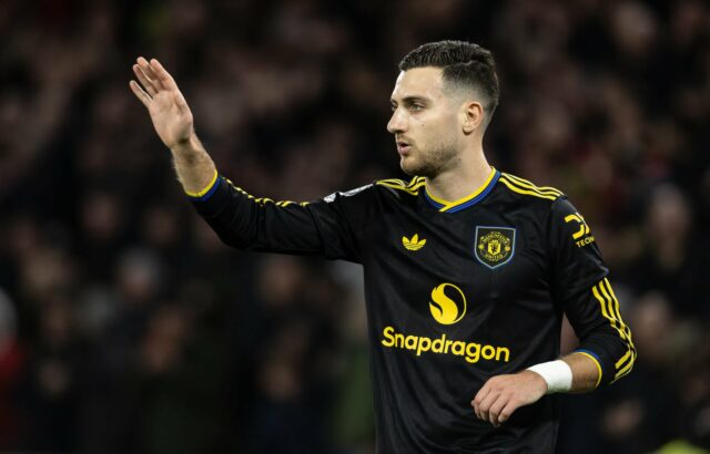 Diogo Dalot manda mensagem para Shea Lacey depois que o Shea Lacey durante aquecimento para o Manchester United.