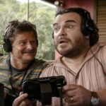 Diretor de 'Anaconda' naqueles camafeus do elenco original, zombando das reinicializações de Hollywood e reutilizando um cenário destruído por um ciclone