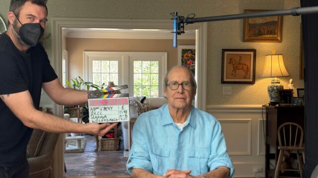 Diretor de 'Eu sou Chevy Chase, e você não é' sobre o confronto direto com Chevy, o elenco da 'comunidade' recusando entrevistas e o médico sendo uma 'vigilância difícil' para a família Chase
