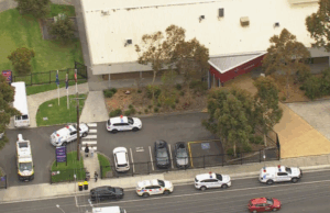 Diretor esfaqueado por funcionário da escola secundária de Melbourne Diretor esfaqueado por funcionário da escola secundária de Melbourne