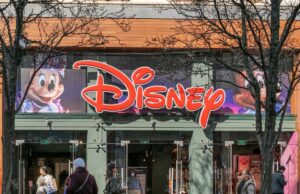 Disney assina acordo com OpenAI para permitir que Sora gere vídeos de IA apresentando seus personagens Disney assina acordo com OpenAI para permitir que Sora gere vídeos de IA apresentando seus personagens