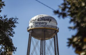 Disney fecha acordo com OpenAI para permitir que Sora gere vídeos de IA de seus personagens Disney fecha acordo com OpenAI para permitir que Sora gere vídeos de IA de seus personagens