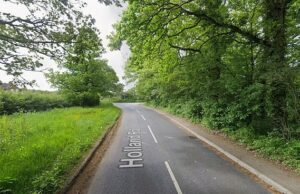 Dois adolescentes morreram e outro está lutando por sua vida após a queda do Tesla: homem, 30 anos, é preso O acidente fatal aconteceu na Holland Road em Hurst Green, Surrey