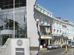 Dois adolescentes requerentes de asilo afegãos descobrem o destino de estuprar uma adolescente de 15 anos em um parque local Dois adolescentes requerentes de asilo afegãos descobrem o destino de estuprar uma adolescente de 15 anos em um parque local