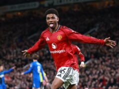 Dois garotos-prodígios do Man Utd perfeitos para substituir Amad agora retratados no treinamento do time principal Bendito Mantato durante treino do Manchester United